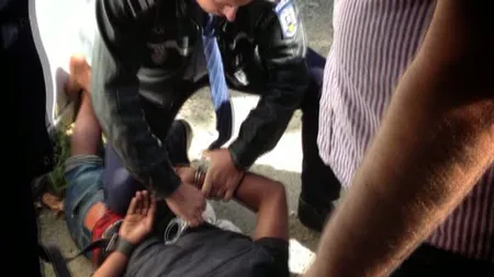 HOŢ PRINS de DOI POLIŢIŞTI în TIMPUL LIBER după ce a furat o poşetă ziua în amiaza-mare VIDEO