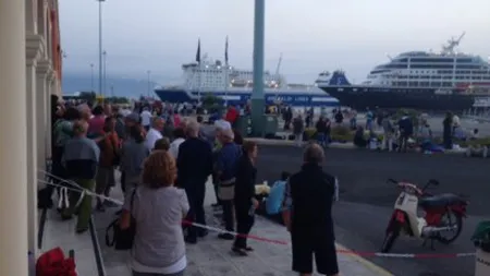 Un FERIBOT cu 800 de OAMENI la BORD, EŞUAT în GRECIA VIDEO