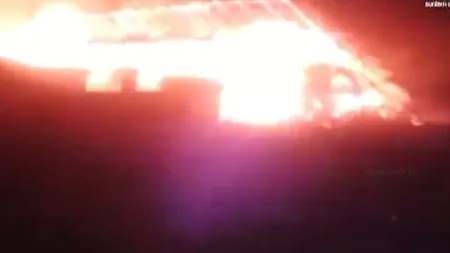 FERMĂ ÎN FLĂCĂRI, în Cluj. Zeci de tone de fân s-au făcut scrum VIDEO