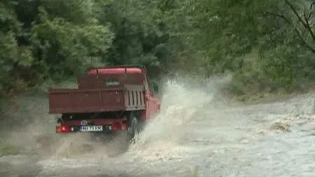 FURTUNI violente în România. Apele au măturat mai multe localităţi din ţară VIDEO