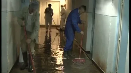 Spitalul Victor Babeş din Timişoara, inundat de apa refulată de la sistemul de canalizare al oraşului VIDEO
