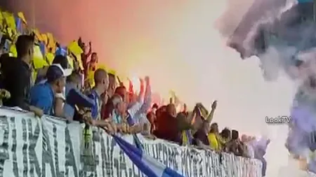 Incidente la meciul Steaua-Petrolul: Suporterii ploieşteni au aruncat torţe şi scaune rupte în teren VIDEO