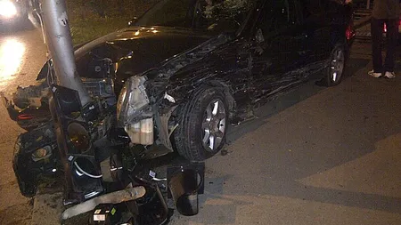Impact nimicitor între două Mercedes-uri în Timişoara. GALERIE FOTO