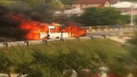 Clipe de groază pe şosea: Microbuz în flăcări, pe drumul dinspre Piteşti spre Râmnicu Vâlcea VIDEO