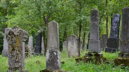 Mormânt cu puteri magice într-un cimitir din Capitală. Te scapă de vrăji şi cununii legate VIDEO
