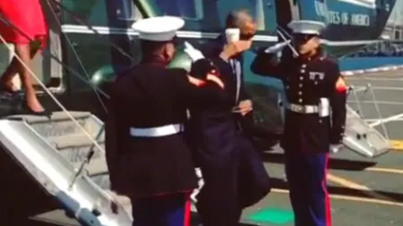 Gafă de preşedinte: Barack Obama, criticat pentru că a salutat necorespunzător un puşcaş marin
