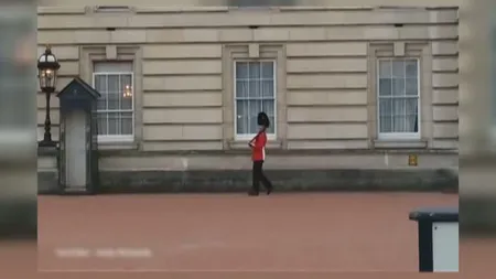 ZILE de ÎNCHISOARE pentru paşi de DANS. O santinelă de la Palatul Buckingham a fost filmată făcând asta VIDEO