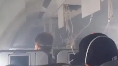 PANICĂ la bordul unui avion. Piloţii au aterizat de urgenţă VIDEO