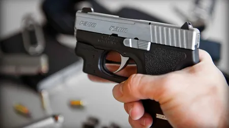 SCANDAL într-un bar din Cluj: Un tânăr şi-a ameninţat duşmanul cu o brichetă sub formă de pistol