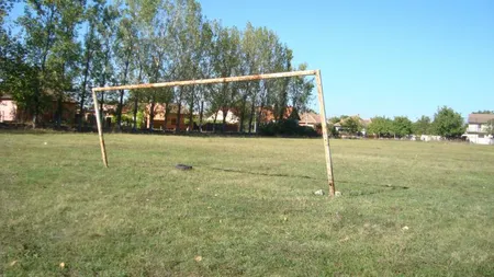 Copil în COMĂ, după ce poarta de pe un teren de fotbal i-a căzut în cap