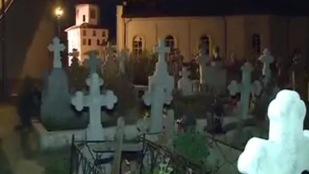 Descoperire macabră. Sătenii din Cernica acuză un preot că dezgroapă morţii şi îi aruncă pe câmp