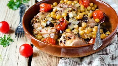 REŢETA ZILEI: Pui cu năut şi legume