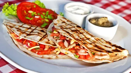 REŢETA ZILEI: Quesadilla cu pui şi mozzarella
