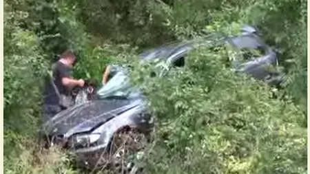 O şoferiţă a scăpat cu viaţă după ce a căzut 30 de metri în râpă VIDEO