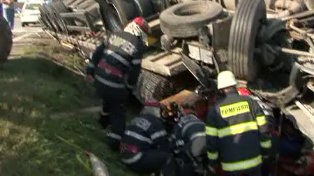 ACCIDENT TERIBIL pe o şosea din Dolj: Un TIR s-a răsturnat încercând să evite şoferul vitezoman VIDEO