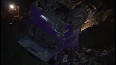 Un TIR s-a răsturnat peste o cale ferată din cauza carosabilului umed VIDEO
