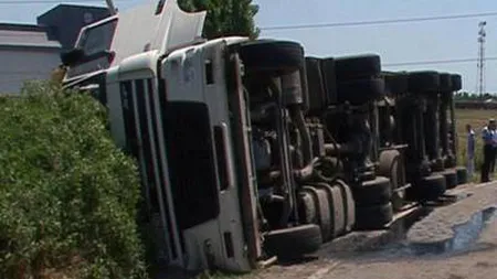 Autocar răsturnat pe DN 1