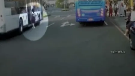 A scăpat ca prin MINUNE! O tânără era să fie lovită în plin de autobuz. VIDEO INCREDIBIL