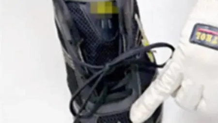 Mii de PERECHI de ÎNCĂLŢĂMINTE, confiscate de POLIŢIŞTI de la posesori: Erau purtate doar de OAMENI PERVERŞI