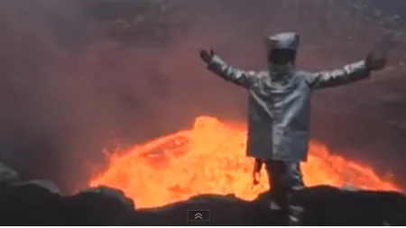 Imagini INCREDIBILE. Un bărbat a intrat în craterul unui vulcan activ VIDEO