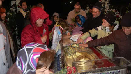 SFANTA PARASCHEVA. Mii de pelerini şi-au petrecut noaptea în frig aşteptând să se roage la moaşte