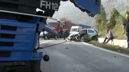 Doi răniţi GRAV, într-un accident în Mehedinţi. Un pensionar a adormit la volan VIDEO