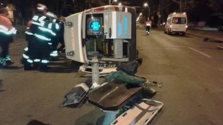 O ambulanţă în misiune, răsturnată de un bolid. Şoferul vinovat a fugit de la locul accidentului