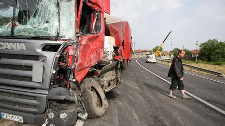 Un tir a intrat în şanţ din cauza unui beţiv întins pe şosea