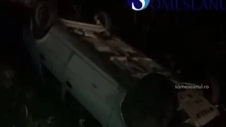 Un poliţist a pierdut controlul volanului şi s-a răsturnat cu maşina de serviciu în şanţ