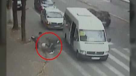 ŞOCANT: Un bătrân a căzut dintr-un microbuz aflat în mers VIDEO