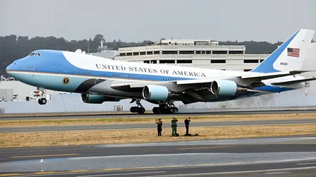 O stewardesă româncă, la bordul avionului cu care zboară Barack Obama FOTO