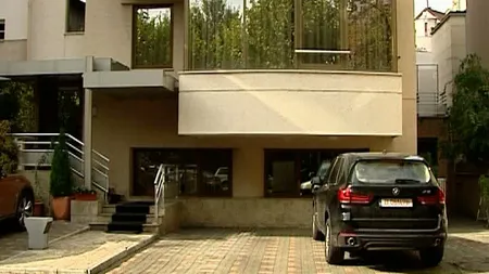 Klaus Iohannis stă într-un apartament de lux în Primăverii pe durata campaniei. Proprietar e şeful BMW România