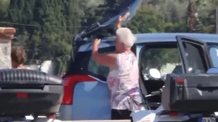 Ghinion incredibil: Au parcat în spatele unui avion şi au rămas fără uşa de la portbagaj VIDEO