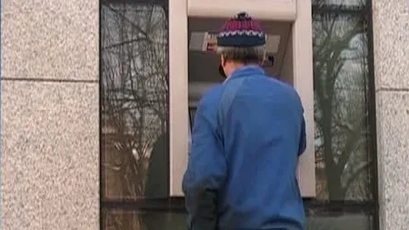 Nimeni nu reuşeşte să afle cine e. Poliţiştii caută o persoană care a uitat 2.000 de lei într-un bancomat