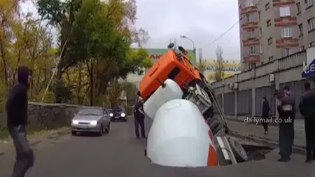Imagini incredibile: O betonieră a dispărut într-o groapă din asfalt VIDEO