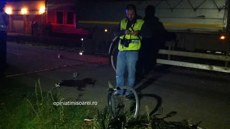 Destin CRUNT. Un tânăr pe bicicletă a fost călcat de un camion. Află unde se grăbea băiatul