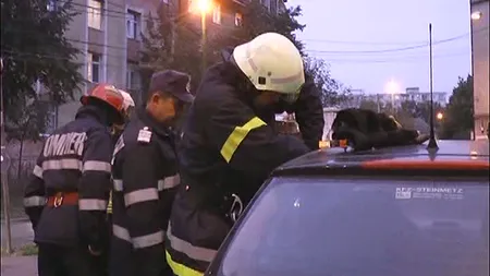 Copil blocat o oră în maşină, salvat de pompieri