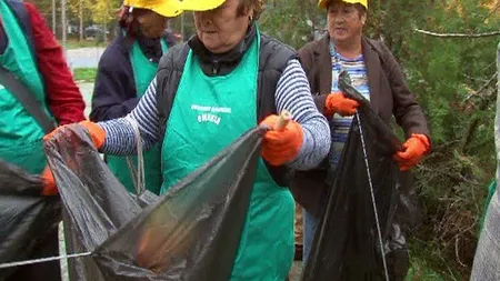 Zeci de pensionari s-au strâns pentru a face curat în parcurile bucureştene