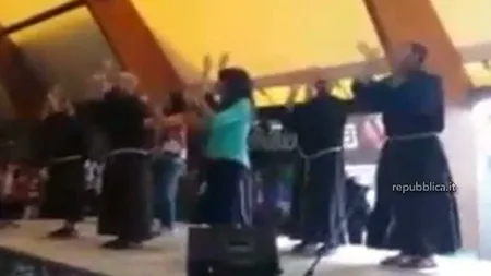 Călugării franciscani, dans incendiar pe scenă VIDEO