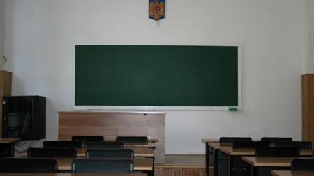 O femeie a intrat într-o şcoală şi a lovit cu băţul un elev şi o profesoară. Poliţia face cercetări