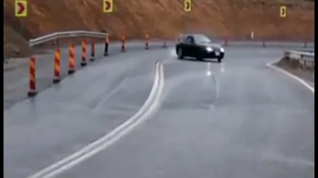 Un şofer face drifturi pe ploaie, pe nişte serpentine pe care ţi-e frică să mergi şi în treapta a doua VIDEO