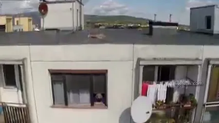 Incident inedit cu o DRONĂ: O blondă GOALĂ a fost filmată în timp ce se bronza pe un bloc VIDEO