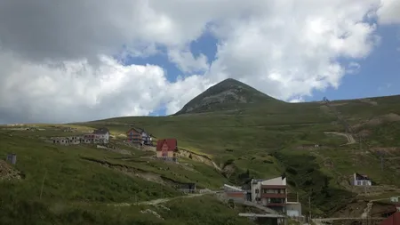 ACCIDENT pe Transalpina. O maşină a căzut în prăpastie. Şoferul, lăsat în agonie de pasagerul din dreapta