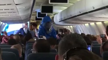 PANICĂ ÎN AVION: Un pasager a mărturisit că are Ebola VIDEO