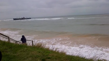 Vremea rea din ultimele zile a făcut prăpăd pe litoral. Epava de la Costineşti a fost ruptă în două VIDEO