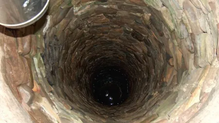 O fetiţă de 8 ani a căzut 10 metri într-o fântână