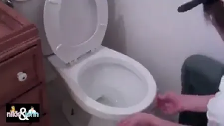 FARSĂ AMUZANTĂ: Ce a păţit o blondă când s-a aşezat pe vasul de toaletă VIDEO