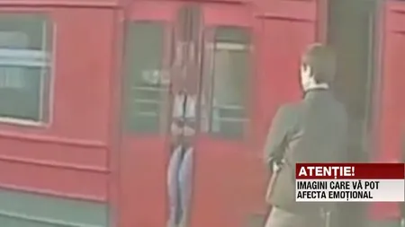 O femeie a rămas BLOCATĂ cu CAPUL între uşile unui vagon de tren VIDEO