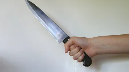 O adolescentă de 17 ani, mama unui copil, ÎNJUNGHIATĂ de FOSTUL IUBIT