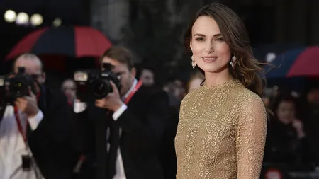 Cu ce se mai îmbracă vedetele de la Hollywood: Cine S-A FĂCUT DE RÂS şi cine a STRĂLUCIT GALERIE FOTO